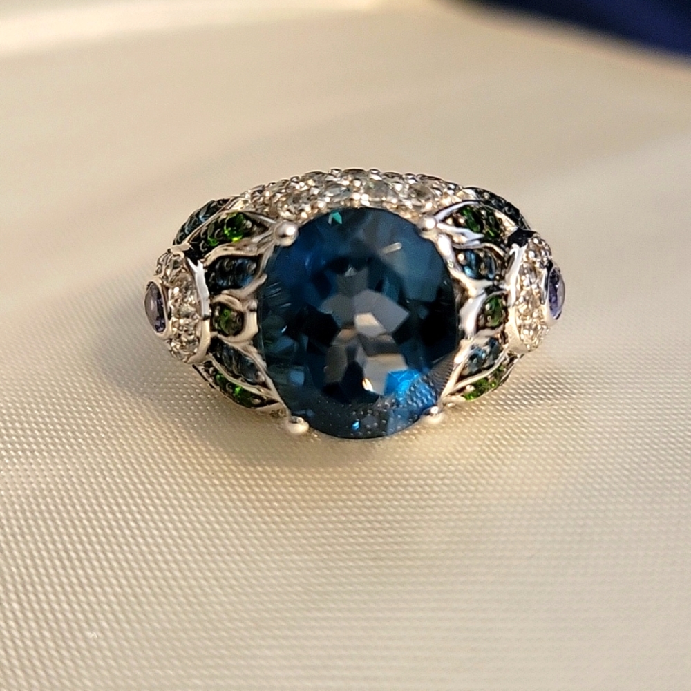 Victoria Wieck London, Blue topaz and Green Gemstone Ring - Picture 3 of 10